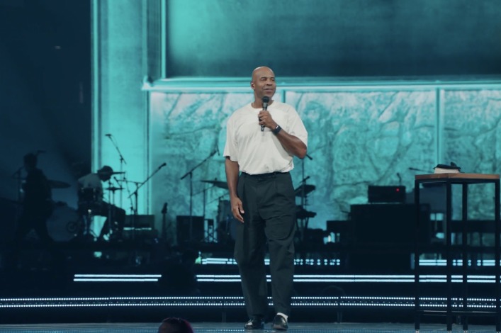 Earl McClellan kicks off Passion 2026 warning against conference highs, points students to Christ alone