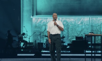 Earl McClellan kicks off Passion 2026 warning against conference highs, points students to Christ alone