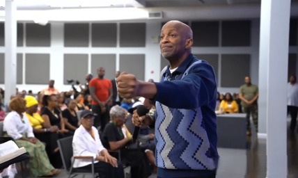Gospel star Donnie McClurkin accused of raping, sexually assaulting former male assistant: lawsuit
