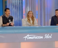Carrie Underwood wipes away tears over 'American Idol' contestant's faith, postpartum journey