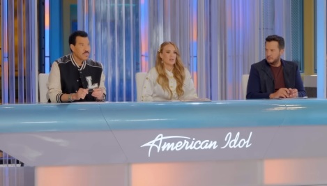 Carrie Underwood wipes away tears over 'American Idol' contestant's faith, postpartum journey