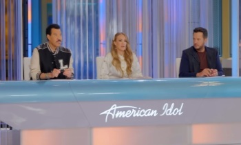 Carrie Underwood wipes away tears over 'American Idol' contestant's faith, postpartum journey
