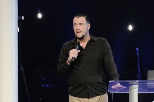 Pastor Chris Reed accused of addiction to kratom by former church members