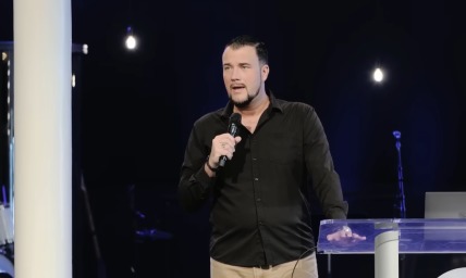 Pastor Chris Reed accused of addiction to kratom by former church members