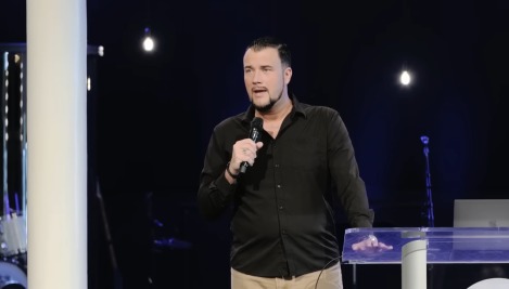 Pastor Chris Reed accused of addiction to kratom by former church members