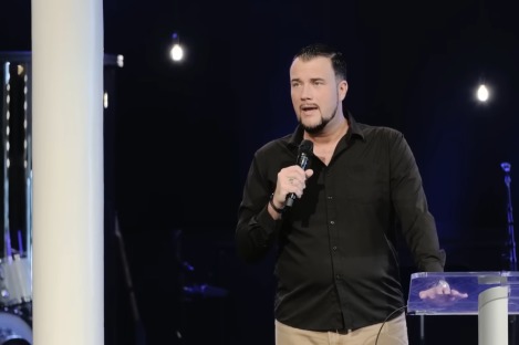 Pastor Chris Reed accused of addiction to kratom by former church members