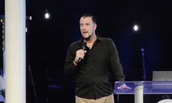 Pastor Chris Reed accused of addiction to kratom by former church members