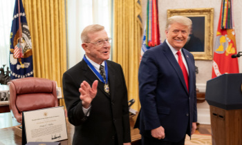 Legendary football coach Lou Holtz enters hospice 