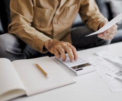 Warren Buffett reads 500 pages a day. Here's what that has to do with your debt.