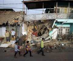 7.0 Quake Leaves 28,000 Homeless in Indonesia