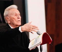Charismatic Leader Oral Roberts Dies at Age 91