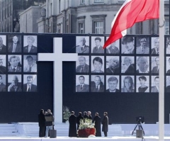 Thousands Mourn Polish Plane Crash Victims at Public Memorial