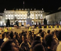 Thousands Protest Against Poland's Presidential Palace Cross