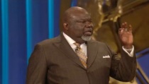 Bishop T.D. Jakes Preaches on Spiritual Thirst at Joel Osteen's Megachurch