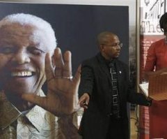 Michelle Obama Meets Former South African President Mandela
