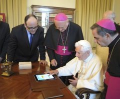 Pope Benedict Sends First Tweet on iPad
