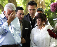 Amy Winehouse Dead: Loved Ones Arrive at Her Funeral