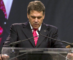 Perry Defends Unpopular Immigration Policy