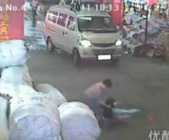 Chinese Toddler Hit and Run Video: 'Bystander Effect' to Blame for Behavior of Passersby, Says Psychologist