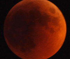 Lunar Eclipse Brings Red, 'Bigger' Moon to West Coast
