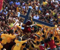 Catholics Jam Streets of Manila Despite Terrorist Threats
