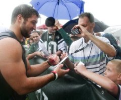 Fans, Non-Fans Defend Tim Tebow Amid 'Sexy Jesus' Photo Controversy