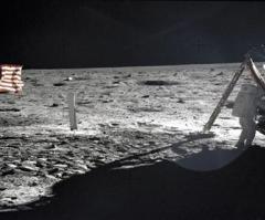 Neil Armstrong Dies; Americans Pay Tribute to First Man on Moon