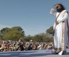 Indian Guru Leads Mass Meditation Against Violence and Stress in Argentina, Sparks Controversy