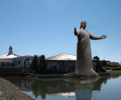 Ohio Megachurch Dedicates New 52-Foot Jesus Statue