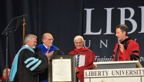 Ravi Zacharias to Liberty Univ. Graduates: Draw the Right Lines in Life, Find Your Definitions in God