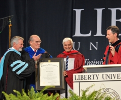 Ravi Zacharias to Liberty Univ. Graduates: Draw the Right Lines in Life, Find Your Definitions in God