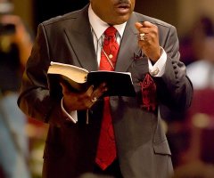 Texas Megachurch Pastor Asks Congregation to Sow $52 'Favor Seeds' to Upgrade Helicopter Blades