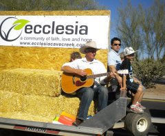 Arizona Church Takes Gospel to Bar by Making It a Sanctuary